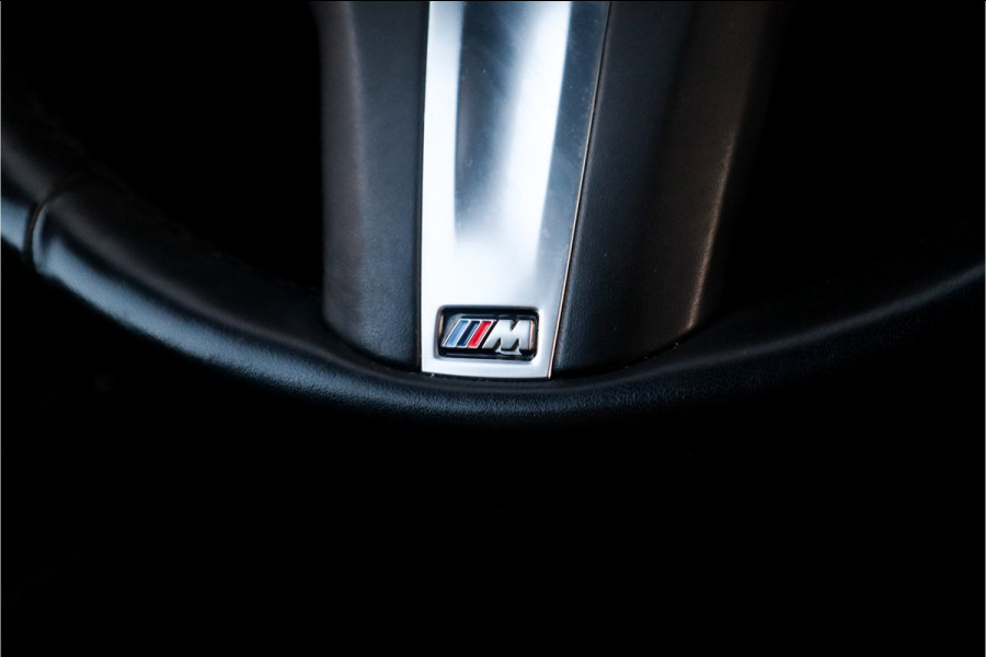 BMW 3 Serie 330e High Ex M-Sport Frozen / Glazen dak / Adaptief onderstel / Electrische stoelen /