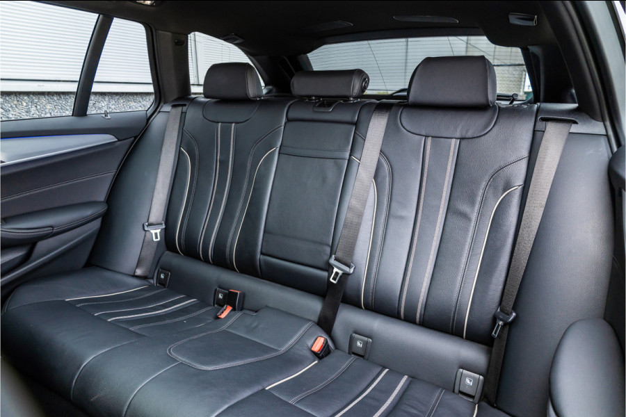 BMW 5 Serie Touring 530i High Executive M-Sport 20inch / Bernina Grau / Pano / Camera / Laser