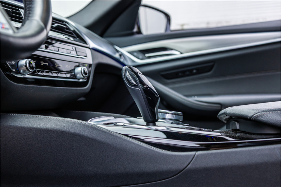 BMW 5 Serie Touring 530i High Executive M-Sport 20inch / Bernina Grau / Pano / Camera / Laser