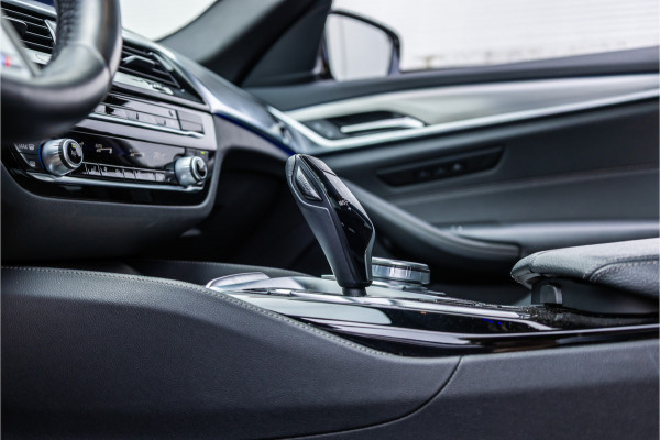 BMW 5 Serie Touring 530i High Executive M-Sport 20inch / Bernina Grau / Pano / Camera / Laser