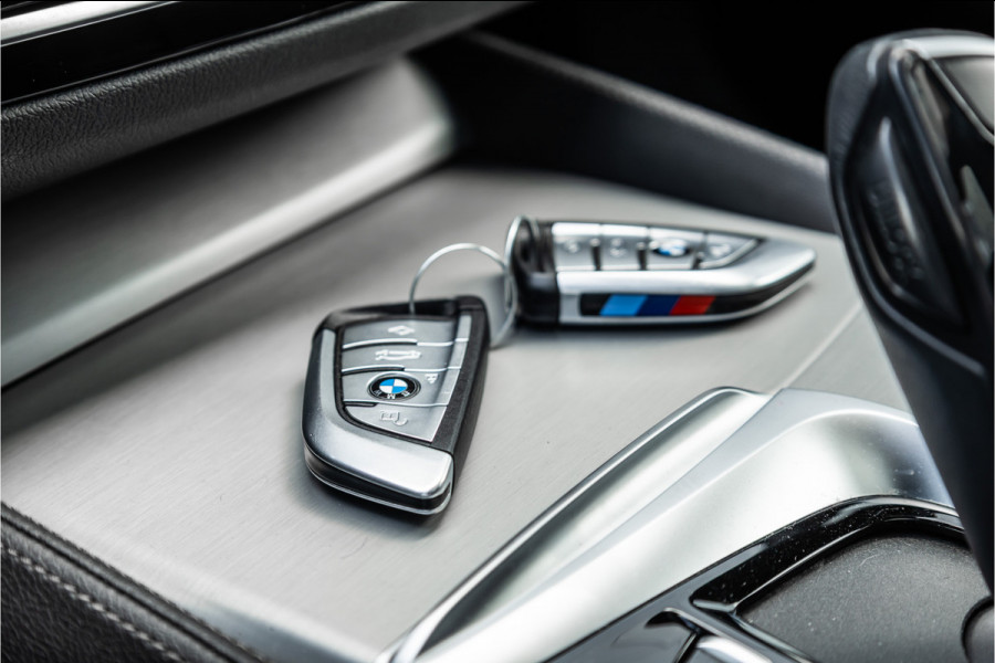 BMW 5 Serie Touring 530i High Executive M-Sport 20inch / Bernina Grau / Pano / Camera / Laser