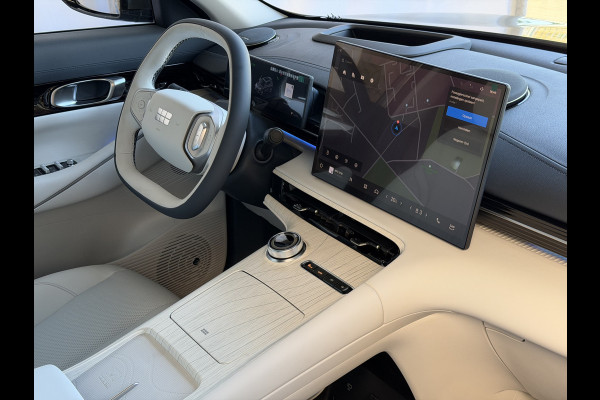 GEELY E5 Max+ 68 kWh | 475KM Bereik Speciaal Wit Leer Topuitvoering | Panoramadak | Elektr. Achterklep | 360° Camera | 8 Jaar Garantie Geely Wijchen