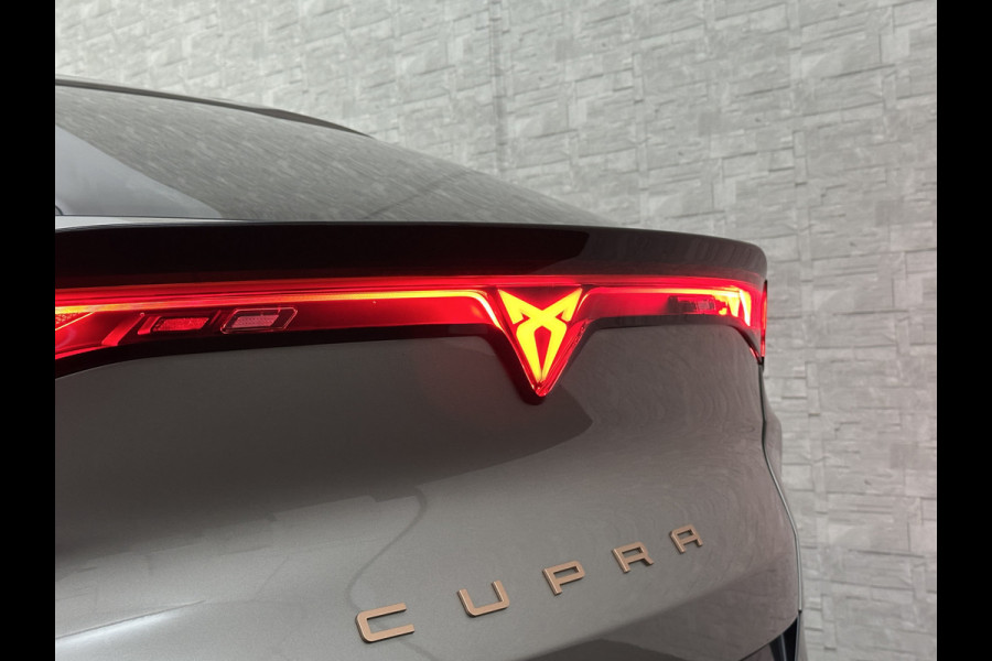 CUPRA Tavascan 286pk 77 kWh | Nieuw! | Winter-Pack | Warmtepomp | Verlengde Fabrieksgarantie | 7x Op Voorraad | Adaptive Cruise Control | 3-Zone Clima | Verwarmde Voorruit | Keyless-Entry | Sfeerverlichting | Stoelverwarming | Carplay | Stuurverwarming | Getint Glas | 19 inch | Lane-Assist | Camera | Draadloos Laden |