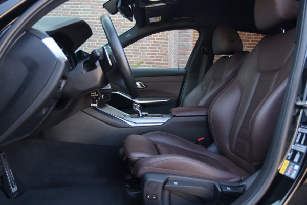 BMW 3-serie 320e M Sport / ACC / CAMERA / LEDER / CARPLAY / STUUR+STOELVERW