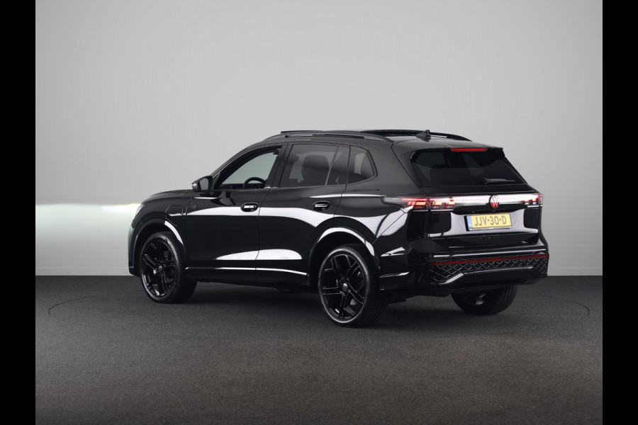 Volkswagen Tiguan 1.5 eHybrid R-Line Edition 272 pk Automaat (DSG) | Verlengde garantie | Navigatie | Panoramadak | Trekhaak (wegklapbaar) | Rondomzicht camera | Lederen bekleding |Stoelverwarming/ventilatie | R-Line |