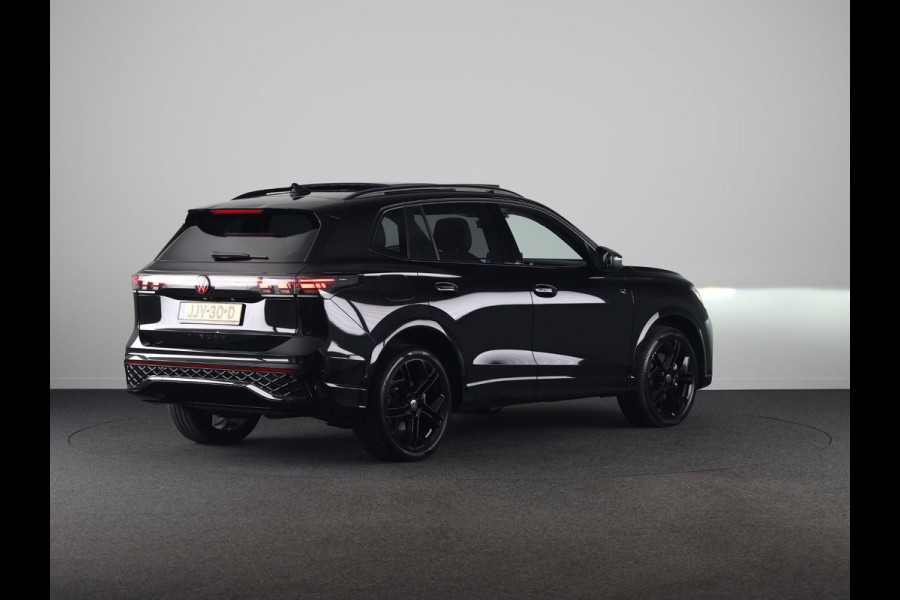 Volkswagen Tiguan 1.5 eHybrid R-Line Edition 272 pk Automaat (DSG) | Verlengde garantie | Navigatie | Panoramadak | Trekhaak (wegklapbaar) | Rondomzicht camera | Lederen bekleding |Stoelverwarming/ventilatie | R-Line |