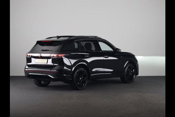 Volkswagen Tiguan 1.5 eHybrid R-Line Edition 272 pk Automaat (DSG) | Verlengde garantie | Navigatie | Panoramadak | Trekhaak (wegklapbaar) | Rondomzicht camera | Lederen bekleding |Stoelverwarming/ventilatie | R-Line |