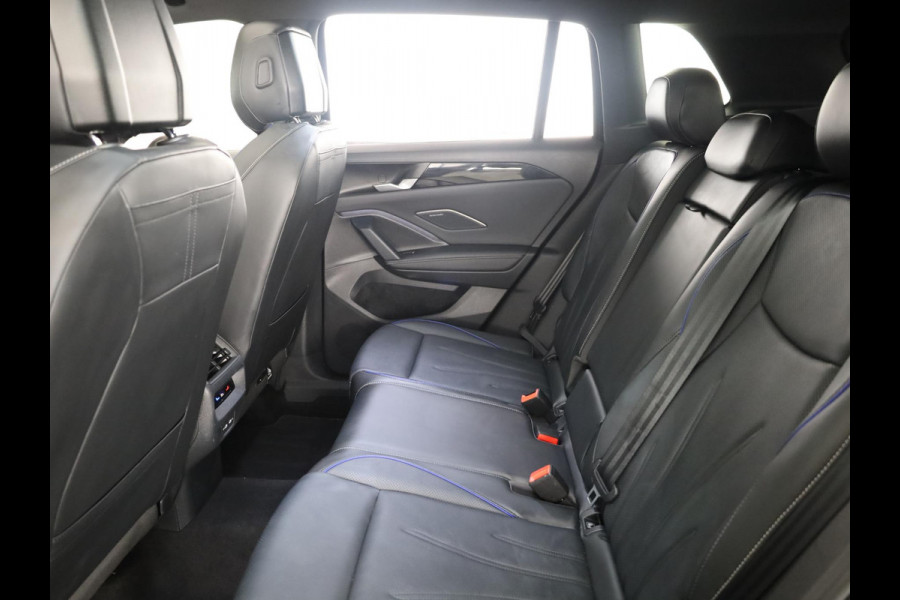 Volkswagen Tiguan 1.5 eHybrid R-Line Edition 272 pk Automaat (DSG) | Verlengde garantie | Navigatie | Panoramadak | Trekhaak (wegklapbaar) | Rondomzicht camera | Lederen bekleding |Stoelverwarming/ventilatie | R-Line |