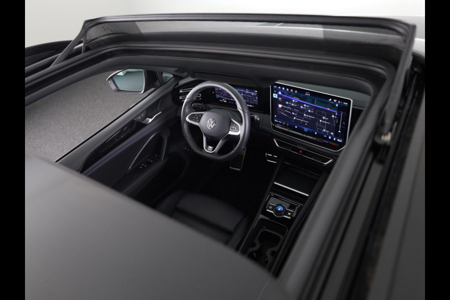 Volkswagen Tiguan 1.5 eHybrid R-Line Edition 272 pk Automaat (DSG) | Verlengde garantie | Navigatie | Panoramadak | Trekhaak (wegklapbaar) | Rondomzicht camera | Lederen bekleding |Stoelverwarming/ventilatie | R-Line |