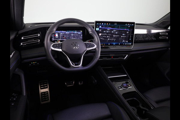 Volkswagen Tiguan 1.5 eHybrid R-Line Edition 272 pk Automaat (DSG) | Verlengde garantie | Navigatie | Panoramadak | Trekhaak (wegklapbaar) | Rondomzicht camera | Lederen bekleding |Stoelverwarming/ventilatie | R-Line |