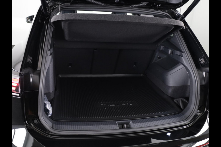 Volkswagen Tiguan 1.5 eHybrid R-Line Edition 272 pk Automaat (DSG) | Verlengde garantie | Navigatie | Panoramadak | Trekhaak (wegklapbaar) | Rondomzicht camera | Lederen bekleding |Stoelverwarming/ventilatie | R-Line |