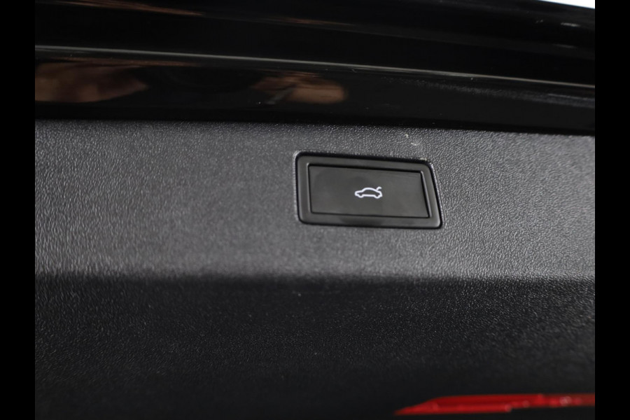 Volkswagen Tiguan 1.5 eHybrid R-Line Edition 272 pk Automaat (DSG) | Verlengde garantie | Navigatie | Panoramadak | Trekhaak (wegklapbaar) | Rondomzicht camera | Lederen bekleding |Stoelverwarming/ventilatie | R-Line |