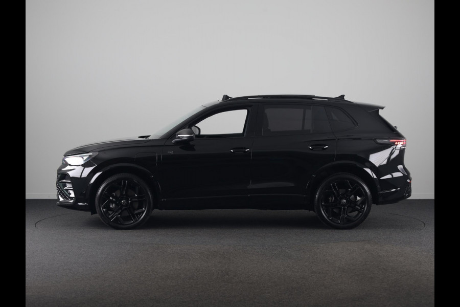 Volkswagen Tiguan 1.5 eHybrid R-Line Edition 272 pk Automaat (DSG) | Verlengde garantie | Navigatie | Panoramadak | Trekhaak (wegklapbaar) | Rondomzicht camera | Lederen bekleding |Stoelverwarming/ventilatie | R-Line |