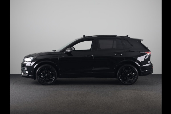Volkswagen Tiguan 1.5 eHybrid R-Line Edition 272 pk Automaat (DSG) | Verlengde garantie | Navigatie | Panoramadak | Trekhaak (wegklapbaar) | Rondomzicht camera | Lederen bekleding |Stoelverwarming/ventilatie | R-Line |