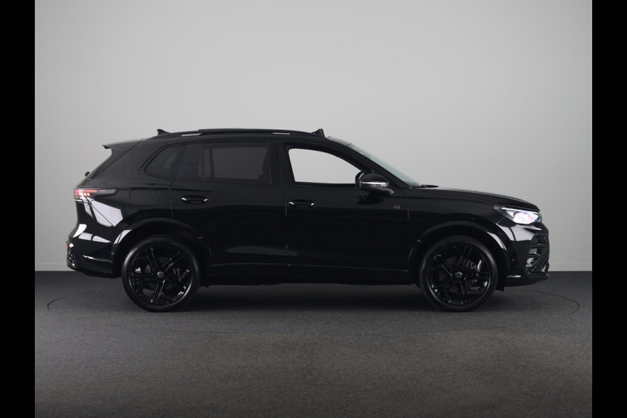 Volkswagen Tiguan 1.5 eHybrid R-Line Edition 272 pk Automaat (DSG) | Verlengde garantie | Navigatie | Panoramadak | Trekhaak (wegklapbaar) | Rondomzicht camera | Lederen bekleding |Stoelverwarming/ventilatie | R-Line |