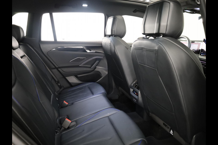 Volkswagen Tiguan 1.5 eHybrid R-Line Edition 272 pk Automaat (DSG) | Verlengde garantie | Navigatie | Panoramadak | Trekhaak (wegklapbaar) | Rondomzicht camera | Lederen bekleding |Stoelverwarming/ventilatie | R-Line |