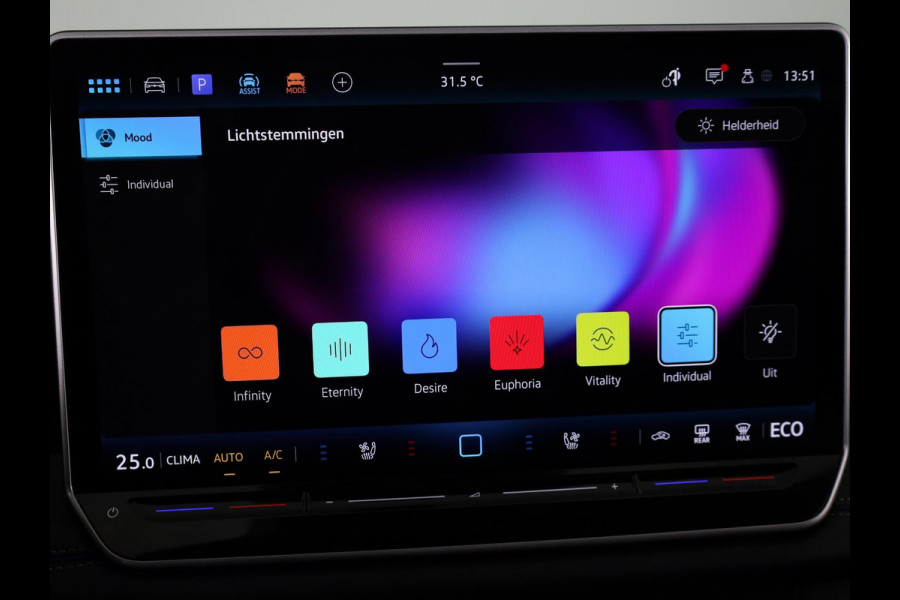 Volkswagen Tiguan 1.5 eHybrid R-Line Edition 272 pk Automaat (DSG) | Verlengde garantie | Navigatie | Panoramadak | Trekhaak (wegklapbaar) | Rondomzicht camera | Lederen bekleding |Stoelverwarming/ventilatie | R-Line |