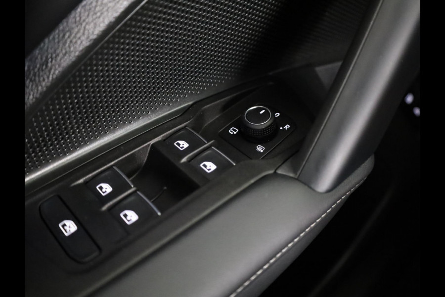 Volkswagen Tiguan 1.5 eHybrid R-Line Edition 272 pk Automaat (DSG) | Verlengde garantie | Navigatie | Panoramadak | Trekhaak (wegklapbaar) | Rondomzicht camera | Lederen bekleding |Stoelverwarming/ventilatie | R-Line |
