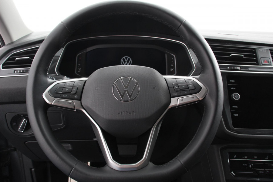 Volkswagen Tiguan Allspace 1.5 TSI 150pk DSG Move 7p. Navigatie Apple Carplay/Android Auto Wireless Trekhaak Parkeersensoren Camera Adaptive Cruise Control Stoel-en stuurverwarming Climate Control