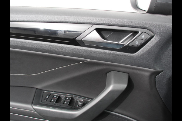 Volkswagen T-Roc 1.5 TSI 150pk DSG R-Line Navigatie Apple Carplay/Android Auto Parkeersensoren Camera Adaptive Cruise Control Dab Digitale Cockpit