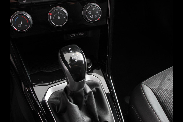 Volkswagen T-Roc 1.5 TSI 150pk DSG R-Line Navigatie Apple Carplay/Android Auto Parkeersensoren Camera Adaptive Cruise Control Dab Digitale Cockpit