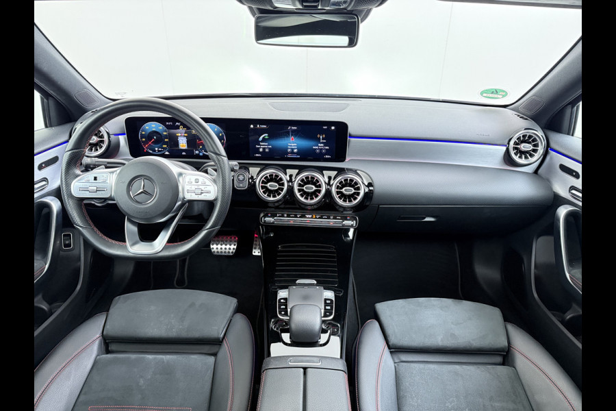 Mercedes-Benz A-Klasse 200 164PK AUT-7 AMG Pano-Dak Trekhaak Adap.Cruise Camera Navi Elek.Stoelen+Memory+Verwarmd Apple Carplay Android Rijassistentiepakket Business Plus-pakket Pdc Privacy Glas DAB Bluetooth Lmv Isofix Apps 1.600KG Trekgewicht Origineel Nederlandse Auto