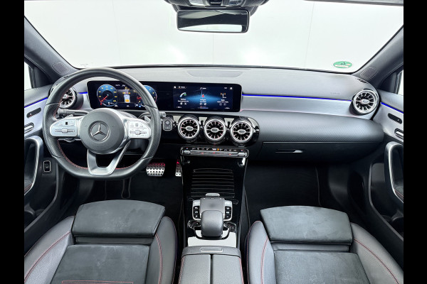 Mercedes-Benz A-Klasse 200 164PK AUT-7 AMG Pano-Dak Trekhaak Adap.Cruise Camera Navi Elek.Stoelen+Memory+Verwarmd Apple Carplay Android Rijassistentiepakket Business Plus-pakket Pdc Privacy Glas DAB Bluetooth Lmv Isofix Apps 1.600KG Trekgewicht Origineel Nederlandse Auto