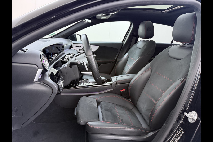 Mercedes-Benz A-Klasse 200 164PK AUT-7 AMG Pano-Dak Trekhaak Adap.Cruise Camera Navi Elek.Stoelen+Memory+Verwarmd Apple Carplay Android Rijassistentiepakket Business Plus-pakket Pdc Privacy Glas DAB Bluetooth Lmv Isofix Apps 1.600KG Trekgewicht Origineel Nederlandse Auto