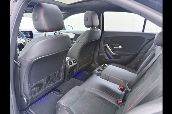 Mercedes-Benz A-Klasse 200 164PK AUT-7 AMG Pano-Dak Trekhaak Adap.Cruise Camera Navi Elek.Stoelen+Memory+Verwarmd Apple Carplay Android Rijassistentiepakket Business Plus-pakket Pdc Privacy Glas DAB Bluetooth Lmv Isofix Apps 1.600KG Trekgewicht Origineel Nederlandse Auto