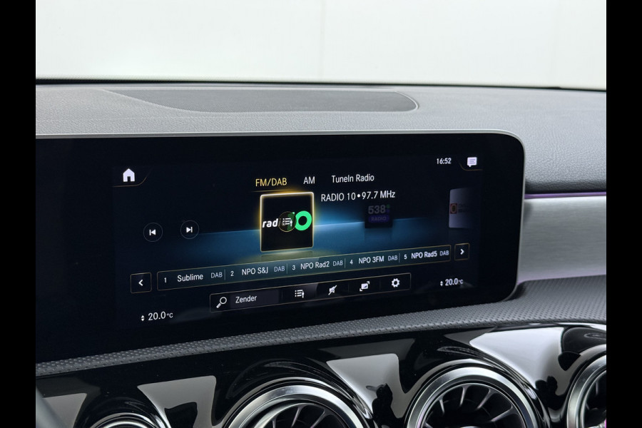 Mercedes-Benz A-Klasse 200 164PK AUT-7 AMG Pano-Dak Trekhaak Adap.Cruise Camera Navi Elek.Stoelen+Memory+Verwarmd Apple Carplay Android Rijassistentiepakket Business Plus-pakket Pdc Privacy Glas DAB Bluetooth Lmv Isofix Apps 1.600KG Trekgewicht Origineel Nederlandse Auto