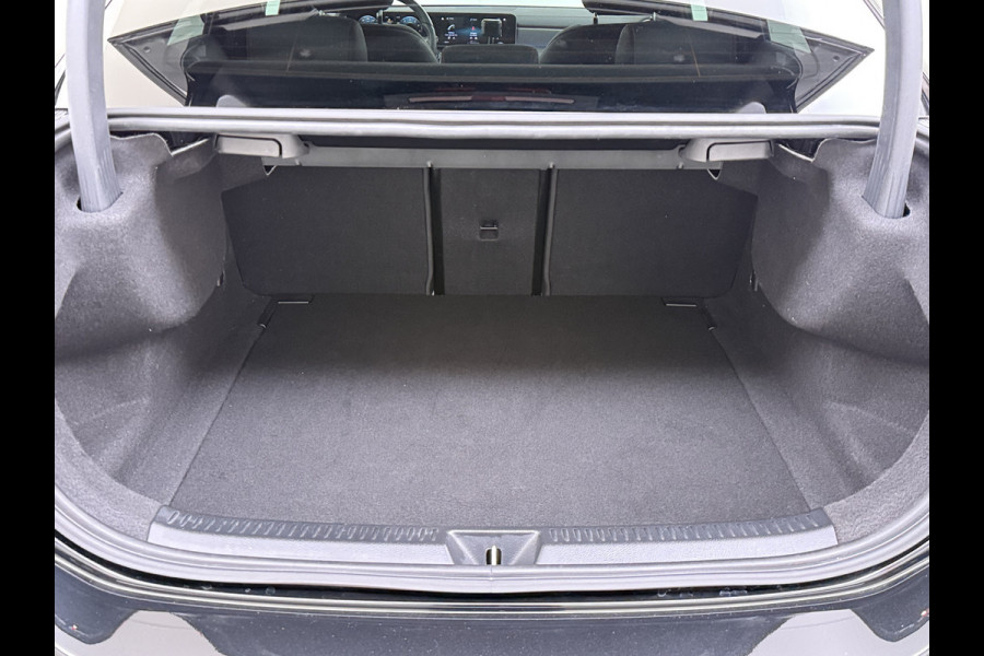 Mercedes-Benz A-Klasse 200 164PK AUT-7 AMG Pano-Dak Trekhaak Adap.Cruise Camera Navi Elek.Stoelen+Memory+Verwarmd Apple Carplay Android Rijassistentiepakket Business Plus-pakket Pdc Privacy Glas DAB Bluetooth Lmv Isofix Apps 1.600KG Trekgewicht Origineel Nederlandse Auto