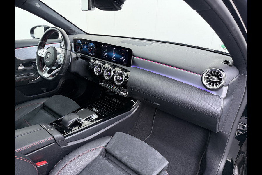 Mercedes-Benz A-Klasse 200 164PK AUT-7 AMG Pano-Dak Trekhaak Adap.Cruise Camera Navi Elek.Stoelen+Memory+Verwarmd Apple Carplay Android Rijassistentiepakket Business Plus-pakket Pdc Privacy Glas DAB Bluetooth Lmv Isofix Apps 1.600KG Trekgewicht Origineel Nederlandse Auto
