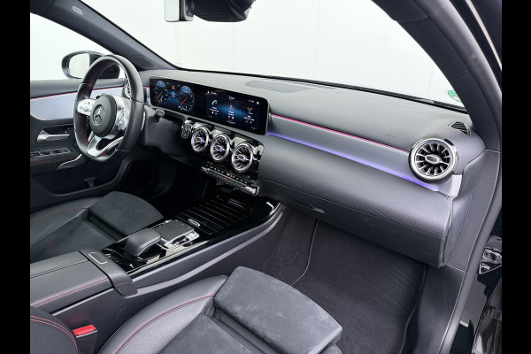 Mercedes-Benz A-Klasse 200 164PK AUT-7 AMG Pano-Dak Trekhaak Adap.Cruise Camera Navi Elek.Stoelen+Memory+Verwarmd Apple Carplay Android Rijassistentiepakket Business Plus-pakket Pdc Privacy Glas DAB Bluetooth Lmv Isofix Apps 1.600KG Trekgewicht Origineel Nederlandse Auto