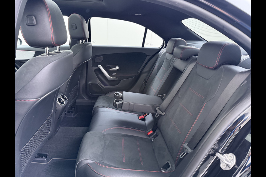 Mercedes-Benz A-Klasse 200 164PK AUT-7 AMG Pano-Dak Trekhaak Adap.Cruise Camera Navi Elek.Stoelen+Memory+Verwarmd Apple Carplay Android Rijassistentiepakket Business Plus-pakket Pdc Privacy Glas DAB Bluetooth Lmv Isofix Apps 1.600KG Trekgewicht Origineel Nederlandse Auto