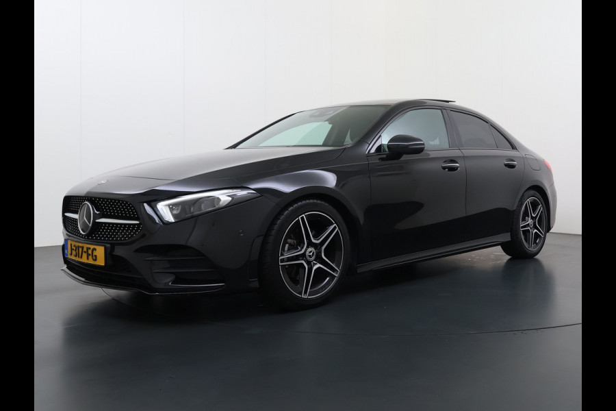 Mercedes-Benz A-Klasse 200 164PK AUT-7 AMG Pano-Dak Trekhaak Adap.Cruise Camera Navi Elek.Stoelen+Memory+Verwarmd Apple Carplay Android Rijassistentiepakket Business Plus-pakket Pdc Privacy Glas DAB Bluetooth Lmv Isofix Apps 1.600KG Trekgewicht Origineel Nederlandse Auto