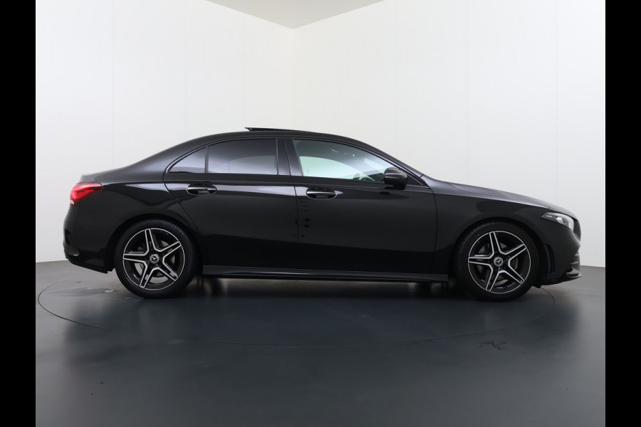 Mercedes-Benz A-Klasse 200 164PK AUT-7 AMG Pano-Dak Trekhaak Adap.Cruise Camera Navi Elek.Stoelen+Memory+Verwarmd Apple Carplay Android Rijassistentiepakket Business Plus-pakket Pdc Privacy Glas DAB Bluetooth Lmv Isofix Apps 1.600KG Trekgewicht Origineel Nederlandse Auto