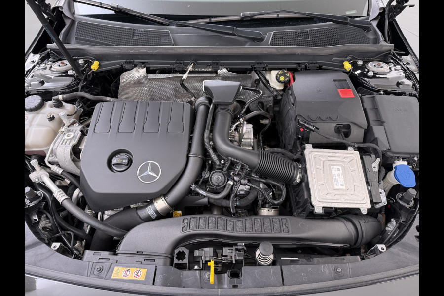 Mercedes-Benz A-Klasse 200 164PK AUT-7 AMG Pano-Dak Trekhaak Adap.Cruise Camera Navi Elek.Stoelen+Memory+Verwarmd Apple Carplay Android Rijassistentiepakket Business Plus-pakket Pdc Privacy Glas DAB Bluetooth Lmv Isofix Apps 1.600KG Trekgewicht Origineel Nederlandse Auto