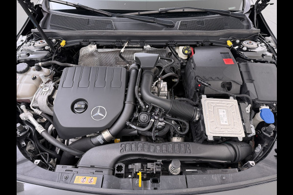 Mercedes-Benz A-Klasse 200 164PK AUT-7 AMG Pano-Dak Trekhaak Adap.Cruise Camera Navi Elek.Stoelen+Memory+Verwarmd Apple Carplay Android Rijassistentiepakket Business Plus-pakket Pdc Privacy Glas DAB Bluetooth Lmv Isofix Apps 1.600KG Trekgewicht Origineel Nederlandse Auto