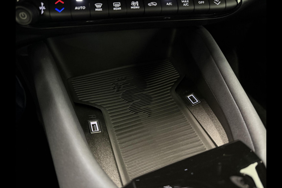 Alfa Romeo junior Elettrica Automaat 156PK Adaptieve Cruise Control LMV 18 inch Full Led Matrix Parkeer sensoren Navigatie Apple Carplay / Android auto  Climate Control