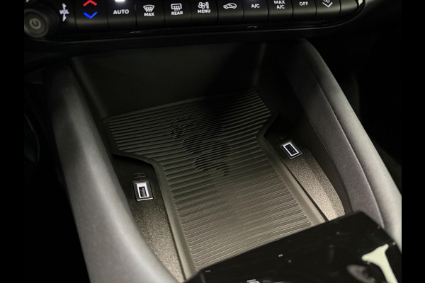 Alfa Romeo junior Elettrica Automaat 156PK Adaptieve Cruise Control LMV 18 inch Full Led Matrix Parkeer sensoren Navigatie Apple Carplay / Android auto  Climate Control
