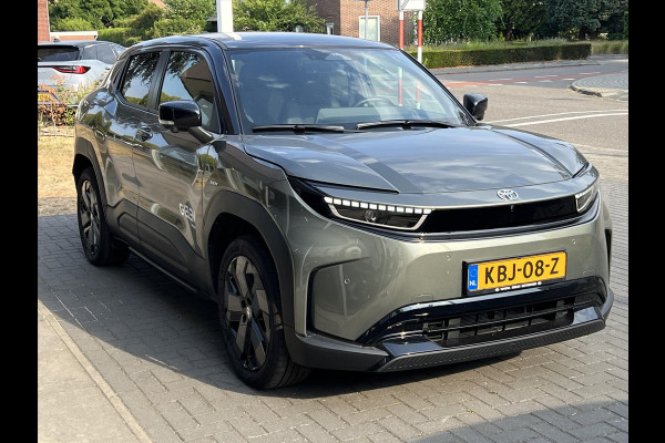 Toyota Urban Cruiser 61,1 kWh 174pk Executive | JBL, Stoel- Stuurverwarming, 360 graden camera