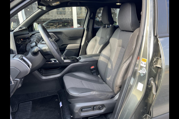 Toyota Urban Cruiser 61,1 kWh 174pk Executive | JBL, Stoel- Stuurverwarming, 360 graden camera
