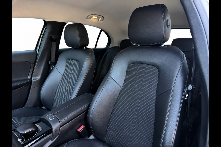 Mercedes-Benz A-Klasse 200 | Widescreen | Carplay | Sfeerverlichting | AMG velgen | Camera | Stoelver. | Dealer onderhouden | A200