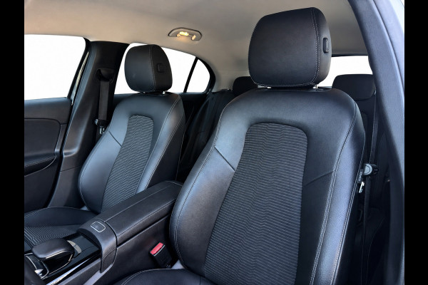 Mercedes-Benz A-Klasse 200 | Widescreen | Carplay | Sfeerverlichting | AMG velgen | Camera | Stoelver. | Dealer onderhouden | A200
