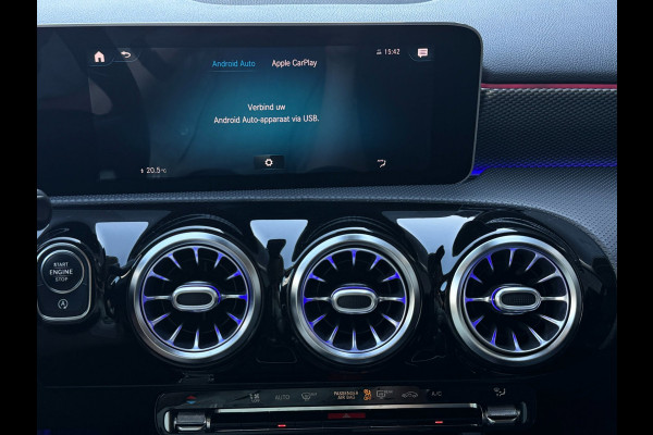 Mercedes-Benz A-Klasse 200 | Widescreen | Carplay | Sfeerverlichting | AMG velgen | Camera | Stoelver. | Dealer onderhouden | A200