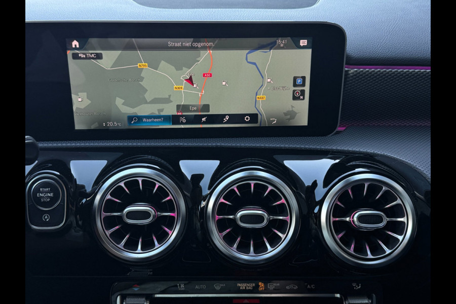 Mercedes-Benz A-Klasse 200 | Widescreen | Carplay | Sfeerverlichting | AMG velgen | Camera | Stoelver. | Dealer onderhouden | A200