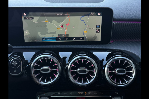Mercedes-Benz A-Klasse 200 | Widescreen | Carplay | Sfeerverlichting | AMG velgen | Camera | Stoelver. | Dealer onderhouden | A200