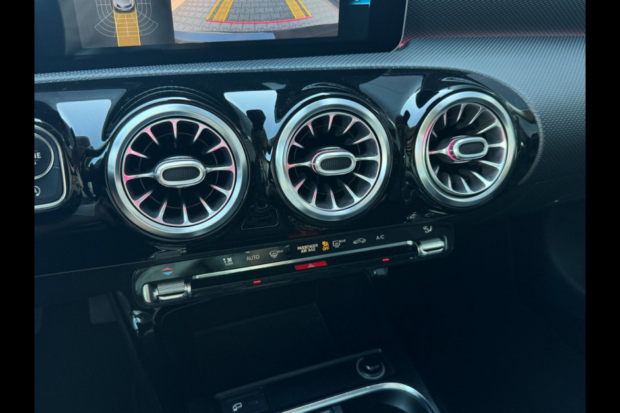 Mercedes-Benz A-Klasse 200 | Widescreen | Carplay | Sfeerverlichting | AMG velgen | Camera | Stoelver. | Dealer onderhouden | A200