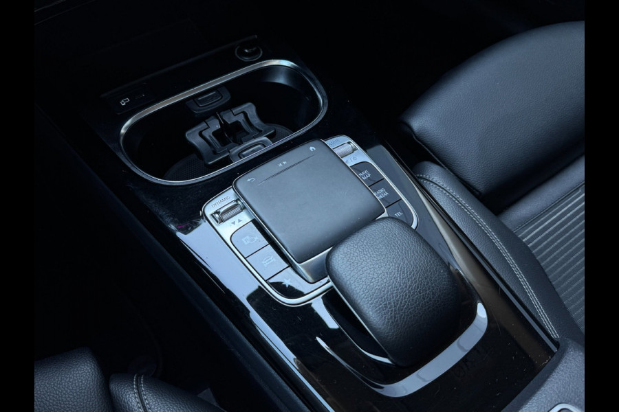 Mercedes-Benz A-Klasse 200 | Widescreen | Carplay | Sfeerverlichting | AMG velgen | Camera | Stoelver. | Dealer onderhouden | A200