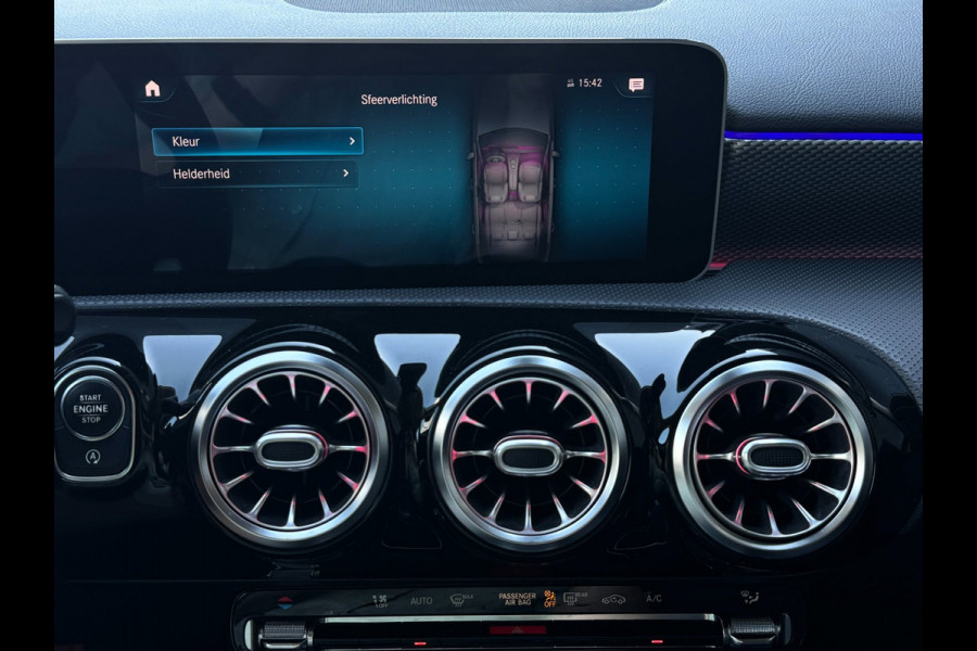 Mercedes-Benz A-Klasse 200 | Widescreen | Carplay | Sfeerverlichting | AMG velgen | Camera | Stoelver. | Dealer onderhouden | A200